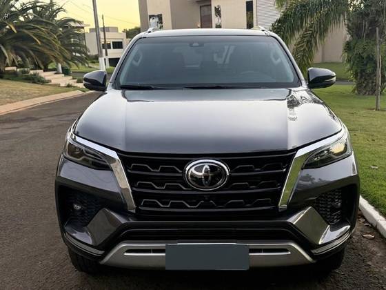 TOYOTA HILUX SW4 2.8 D-4D TURBO DIESEL SRX 4X4 AUTOMÁTICO